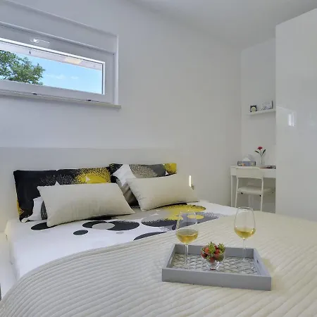 Modern With Enclosed Garden Holiday home Fazana