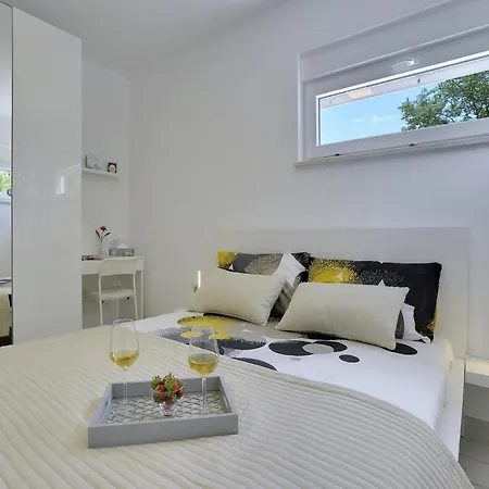 Holiday home Modern With Enclosed Garden